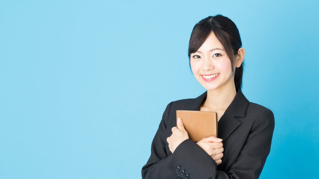 ファイルを抱えるビジネスパーソン