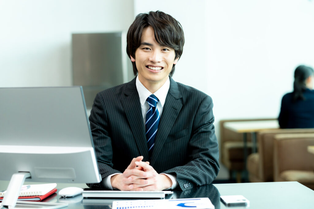 笑顔のビジネスパーソン