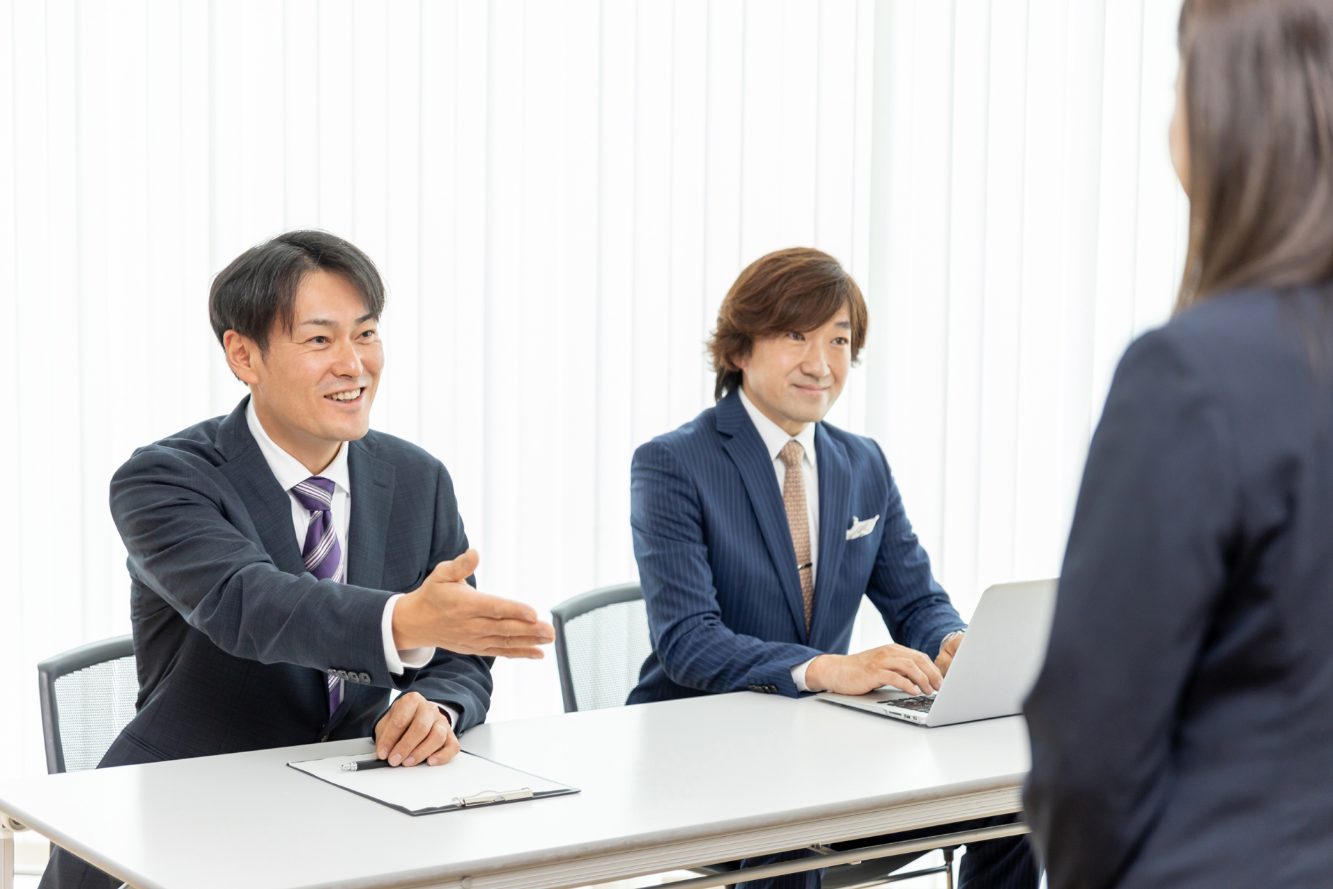 採用面接で椅子をすすめられる人