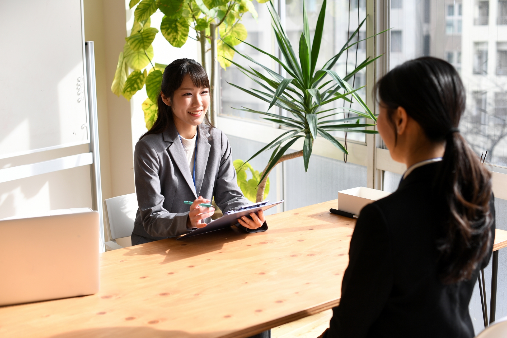 笑顔で行われる採用面接